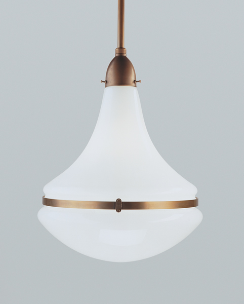 Deckenleuchte / Stabpendelleuchte, Messing handpatiniert, Glas weiß glänzend, Höhe 102 cm bis 113 cm einstellbar, Breite 34 cm, 230 V, 1 x E27 100 W