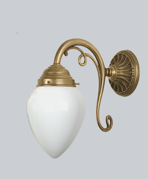Wandleuchte, Messing handpatiniert, Glas weiß glänzend, Ausladung 27 cm, 230 V, 1 x E27 40 W