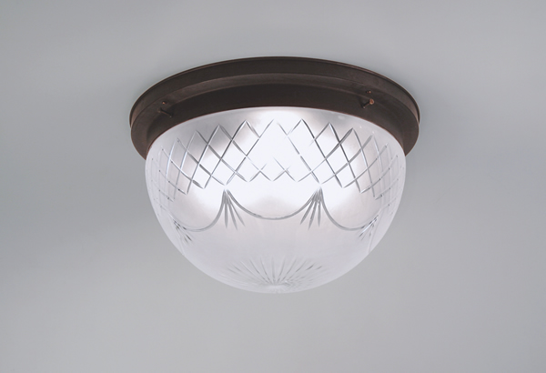 Deckenleuchte / Plafonnier, Messing antik-handpatiniert, Glas kristallmatt mit Schliff, Höhe 23 cm, Breite 40 cm, 230 V, 3 x E27 75 W
